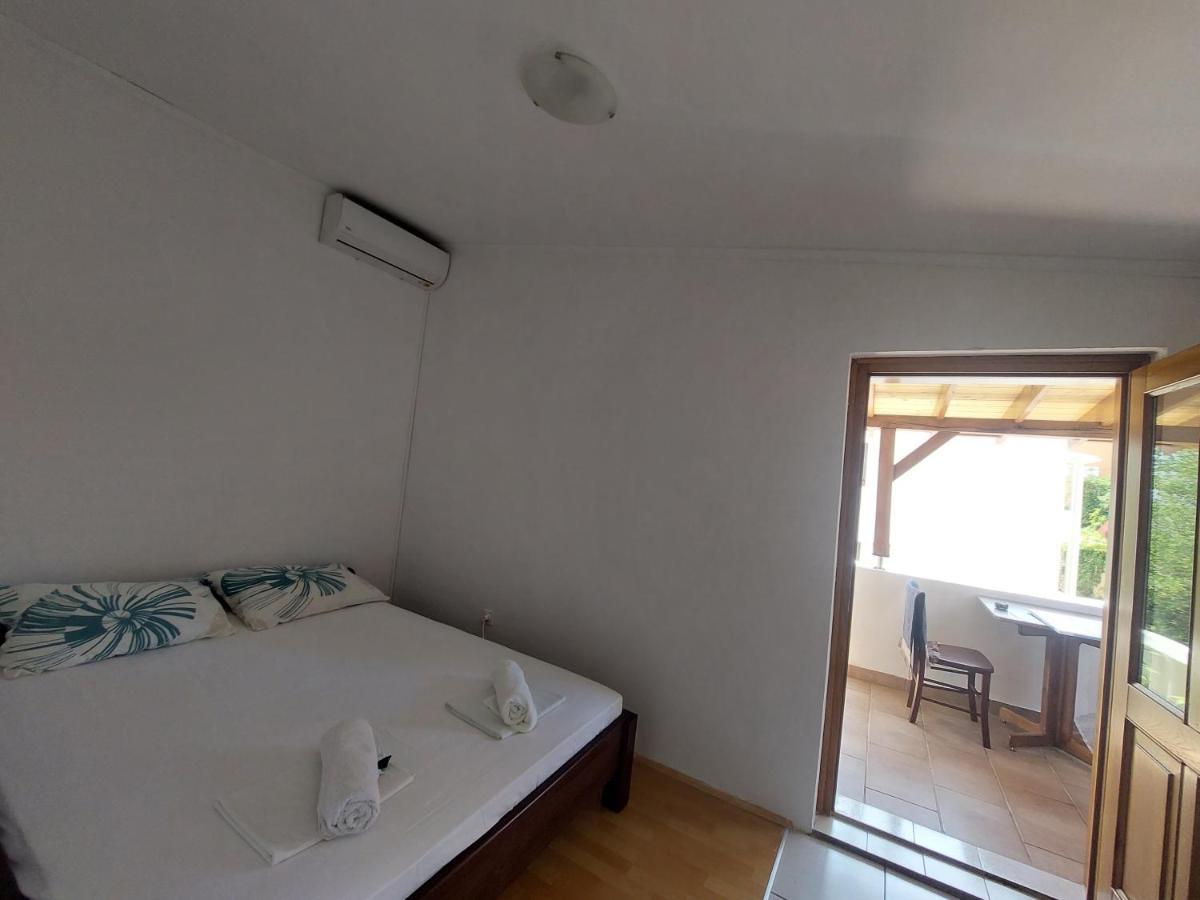 Studio Apartment Iva - 50 M From The Sea-Balcony Pag Town Eksteriør billede